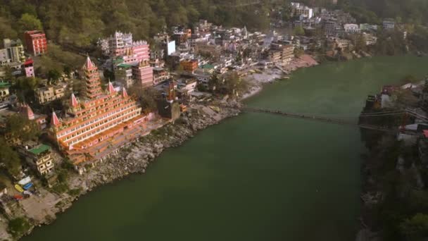 Luftaufnahme Des Flusses Und Der Architektur Von Devprayag Indien Luftdrohne — Stockvideo