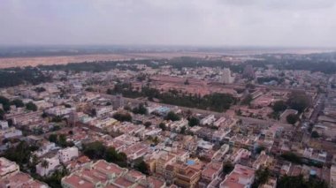 Vrindavan 'ın havadan görünüşü, 5000 tapınak şehri, Hindistan, 4k 