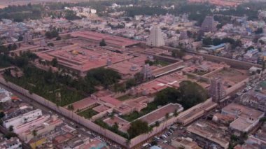 Vrindavan 'ın havadan görünüşü, 5000 tapınak şehri, Hindistan, 4k 