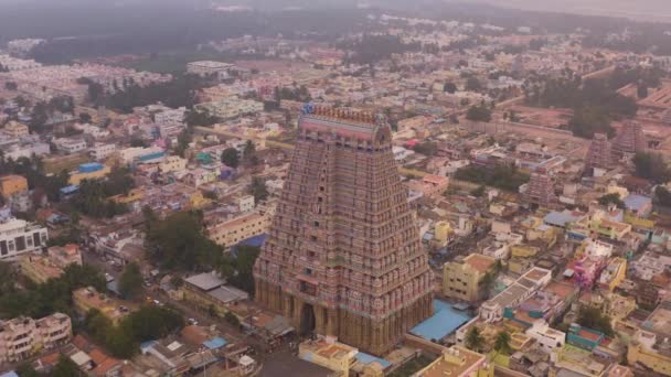 Temple sacré de l'Inde du Sud "Gopuram" à Srirangam Trichi, Inde, vue aérienne 4k 