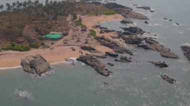 Arap denizinde Aziz Mary Adası, Udupi, Hindistan, havadan 4k