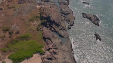 Arap denizinde Aziz Mary Adası, Udupi, Hindistan, havadan 4k