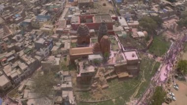 Vrindavan 'ın havadan görünüşü, 5000 tapınak şehri, Hindistan, 4k 