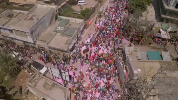 インドのホリ祭りでのカラーバトル 4Kの空中ショット — ストック動画