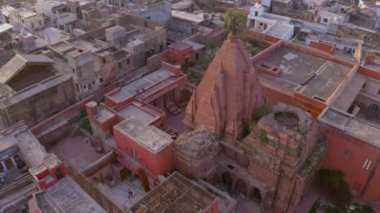 Vrindavan 'ın havadan görünüşü, 5000 tapınak şehri, Hindistan, 4k 