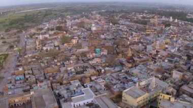 Vrindavan 'ın havadan görünüşü, 5000 tapınak şehri, Hindistan, 4k 