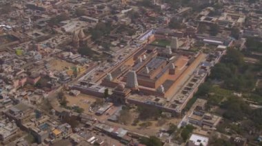 Vrindavan 'ın havadan görünüşü, 5000 tapınak şehri, Hindistan, 4k 