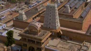 Vrindavan 'ın havadan görünüşü, 5000 tapınak şehri, Hindistan, 4k 