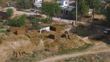 Hindistan tarımsal alanları ve köy hava manzaralı 4k insansız hava aracı