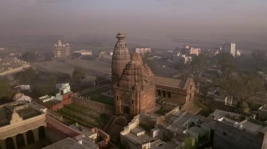 Vrindavan 'ın havadan görünüşü, 5000 tapınak şehri, Hindistan, 4k 