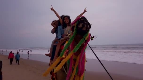 Puri Orissa Indien April 2019 Kamelreiter Strand Des Ozeans Mit — Stockvideo