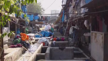 Mumbai, Hindistan - 10 Şubat 2019: Dharavi gecekondu mahallelerinde ve Dhobi ghatlarında yaşayan insanların günlük yaşamı, 4k