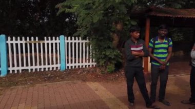 Hindistan, Vrindavan - 01 Şubat 2019: Sokaklardaki insanlar ve günlük yaşam, 4k