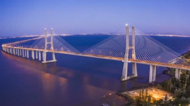 Lizbon, Portekiz 'deki Vasco de Gama köprüsü, 4k hava aracı. 