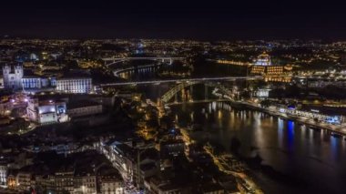 Portekiz, Porto 'da gece, 4k hava aracı silueti zaman aşımına uğradı