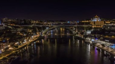 Portekiz, Porto 'da gece, 4k hava aracı silueti zaman aşımına uğradı
