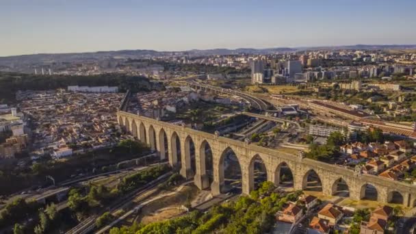 葡萄牙里斯本的渡槽和公路交通 4K空中天际线 未经分级 — 图库视频影像