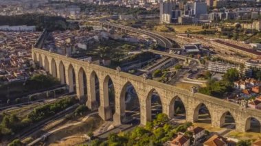 Lizbon, Portekiz 'de su kemeri ve karayolu trafiği, 4K' lık, derecelendirilmemiş gökyüzü çizgisi.