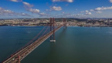 Lizbon, Portekiz 'de 25 Nisan köprüsü, güneşli bir günde, 4k hava aracı