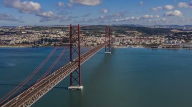 Lizbon, Portekiz 'de 25 Nisan köprüsü, güneşli bir günde, 4k hava aracı