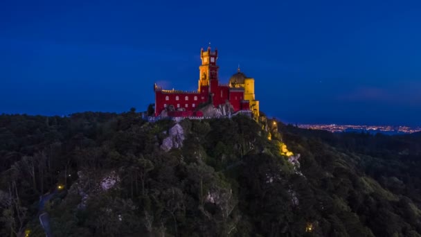 ポルトガルの日没のシントラのペナ宮殿 4Kの空中ドローンビュー — ストック動画