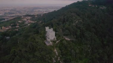 Portekiz 'deki Sintra Pena Sarayı, 4k hava aracı gün batımı