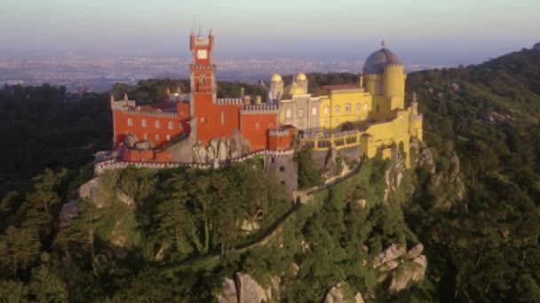 葡萄牙Sintra的Pena宫日落时 4K无人驾驶飞机俯瞰 — 图库视频影像