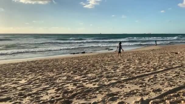 Gebrauchte Filtermaske Einem Malerischen Strand Sand Entsorgt — Stockvideo