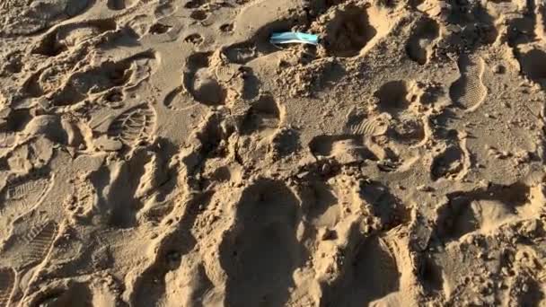 Gebrauchte Filtermaske Einem Malerischen Strand Sand Entsorgt — Stockvideo