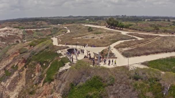 Krachende Wellen Und Touristen Apollonia Nationalpark Israel Drohnenblick Aus Der — Stockvideo