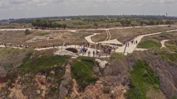 Összeomló Hullámok Turisták Apollonia Nemzeti Parkban Izraelben Légi Drónra Néző — Stock videók