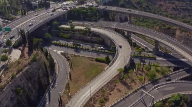 Hayfa yeraltı mağaralarının yakınındaki karayolu kavşağı, hava aracı görüntüsü, 4k