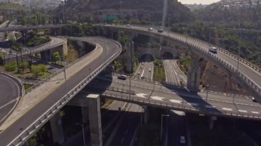 Hayfa yeraltı mağaralarının yakınındaki karayolu kavşağı, hava aracı görüntüsü, 4k