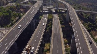 Hayfa yeraltı mağaralarının yakınındaki karayolu kavşağı, hava aracı görüntüsü, 4k