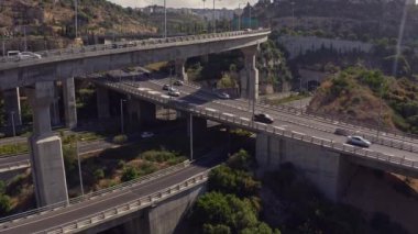 Hayfa yeraltı mağaralarının yakınındaki karayolu kavşağı, hava aracı görüntüsü, 4k