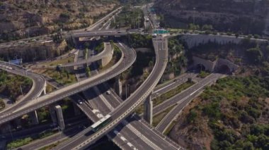 Hayfa yeraltı mağaralarının yakınındaki karayolu kavşağı, hava aracı görüntüsü, 4k