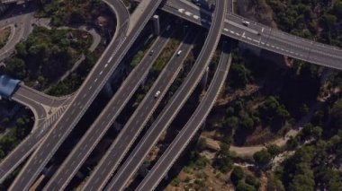 Hayfa yeraltı mağaralarının yakınındaki karayolu kavşağı, hava aracı görüntüsü, 4k