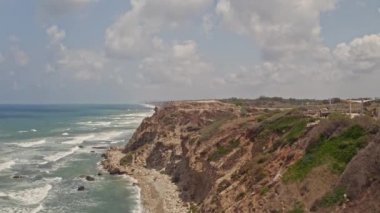 Apollonia Ulusal Parkı, İsrail 'de dalgalar ve turistler çarpışıyor. Hava aracı görüntüsü 4k