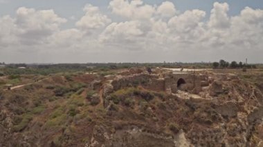 Apollonia Ulusal Parkı, İsrail 'de dalgalar ve turistler çarpışıyor. Hava aracı görüntüsü 4k