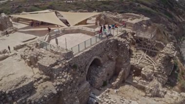 Apollonia Ulusal Parkı, İsrail 'de dalgalar ve turistler çarpışıyor. Hava aracı görüntüsü 4k