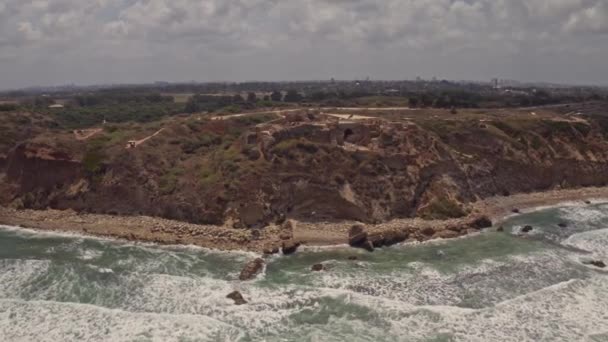 Vagues Écrasement Touristes Dans Parc National Apollonia Israël Vue Aérienne — Video