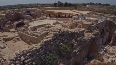 Apollonia Ulusal Parkı, İsrail 'de dalgalar ve turistler çarpışıyor. Hava aracı görüntüsü 4k