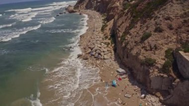 Apollonia Ulusal Parkı, İsrail 'de dalgalar ve turistler çarpışıyor. Hava aracı görüntüsü 4k
