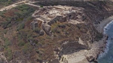 Apollonia Ulusal Parkı, İsrail 'de dalgalar ve turistler çarpışıyor. Hava aracı görüntüsü 4k