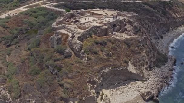 Vagues d'écrasement et touristes dans le parc national d'Apollonia, Israël. Vue aérienne du drone 4k