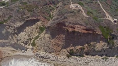 Apollonia Ulusal Parkı, İsrail 'de dalgalar ve turistler çarpışıyor. Hava aracı görüntüsü 4k
