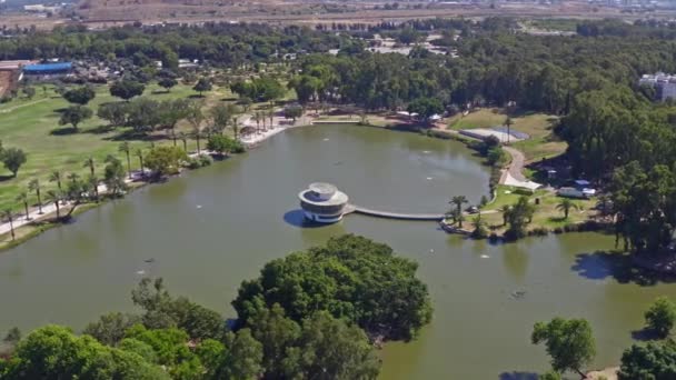 在以色列的Leumi公园上空飞行 遥望特拉维夫的商业天际线 有4千部无人驾驶飞机的镜头 — 图库视频影像