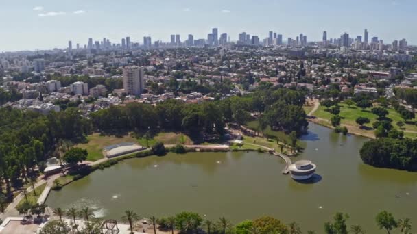 在以色列的Leumi公园上空飞行 遥望特拉维夫的商业天际线 有4千部无人驾驶飞机的镜头 — 图库视频影像