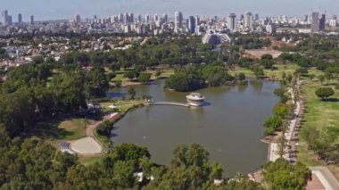 İsrail 'deki Leumi parkının üzerinde Tel Aviv iş ufuk çizgisini uzaktan gören 4k hava aracı görüntüleriyle uçuyor.