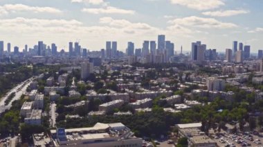 Hava aracı görüntüsü Tel Aviv iş ufuk çizgisi, İsrail, 4k
